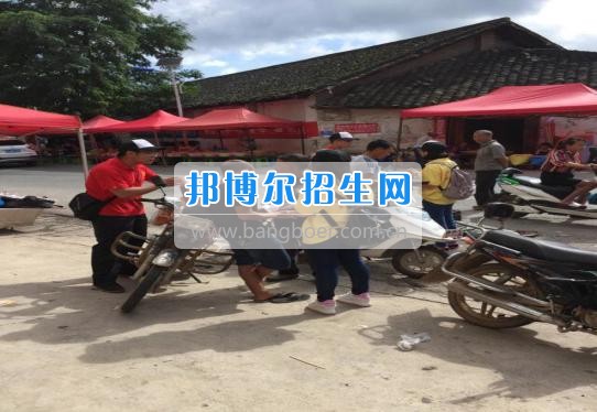 貴州大學(xué)科技學(xué)院暑期社會(huì)實(shí)踐服務(wù)團(tuán)好花紅分隊(duì)深入九門村、金田村、好花紅村開展禁毒防艾宣傳