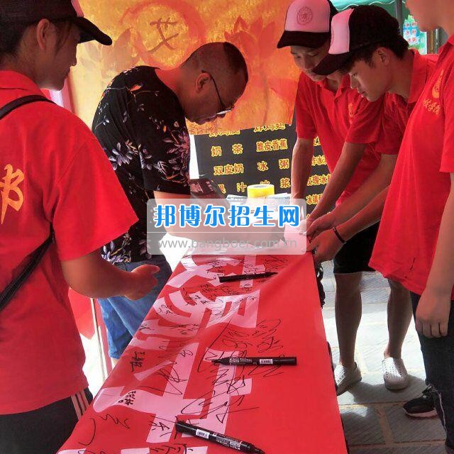 貴州大學(xué)科技學(xué)院暑期社會(huì)實(shí)踐服務(wù)團(tuán)好花紅分隊(duì)深入九門村、金田村、好花紅村開展禁毒防艾宣傳