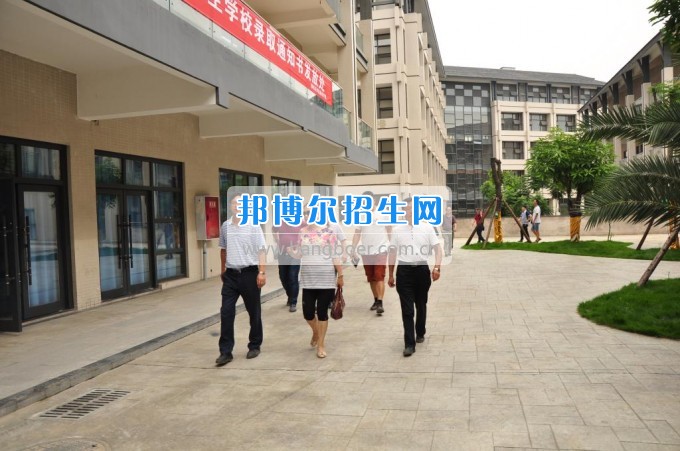 　　攀枝花學院土木工程學院副校長石維富帶隊檢查康養(yǎng)學院后勤準備工作  　　7月10日，攀枝花學院土木工程學院副校長石維富帶領學生處、后管處、網計中心、后勤集團、宣傳部、康養(yǎng)學院、花舞人間公司相關負責人一同視察了康養(yǎng)學院后勤保障準備工作。  　　石維富主要檢查了學生寢室、教室、實驗室、食堂、運動場等校園環(huán)境設施的準備情況。相關單位對準備工作中存在的問題提出了具體整改意見。最后石維富要求相關單位積極配合花舞人間公司做好開學前準備工作，并希望花舞人間公司加快工作進度，確保在開學前各項準備工作保質保量完成。  　　