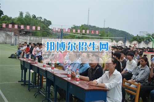 　　我校隆重舉行2017年預(yù)備班學(xué)生“各展所長，揚帆起航”文藝匯演  　　為了豐富同學(xué)們的課余生活，提高同學(xué)們的文藝素養(yǎng)，增強班級間的凝聚力和親和力。6月2日晚，我校在球類運動場舉辦了預(yù)備班“各展所長，揚帆起航”學(xué)生文藝匯演，全體預(yù)備班學(xué)生和職高部學(xué)生共800多名以及20多名教職工觀看了演出。  　　此次文藝匯演的節(jié)目內(nèi)容形式多樣、內(nèi)容豐富，激情的開場舞——《GOODBOY》中拉開了帷幕，伴隨著一陣陣掌聲，歌舞、小品、朗誦、相聲等精心準備的22個精彩的節(jié)目為觀眾呈現(xiàn)了一道豐富的視聽盛宴，最后全體師生齊唱的《難忘今宵》把本場文藝匯演推向了高潮，掌聲和歡呼聲此起彼伏，臺上臺下成了一片激情四溢的海洋，本場文藝匯演畫上了圓滿的句號。  　　此次文藝匯演演出的成功舉辦，充分彰顯了我校預(yù)備班學(xué)生的個性，讓預(yù)備班學(xué)生充分感受到育才職高的魅力。