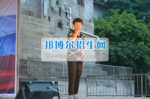 　　我校隆重舉行2017年預(yù)備班學(xué)生“各展所長，揚帆起航”文藝匯演  　　為了豐富同學(xué)們的課余生活，提高同學(xué)們的文藝素養(yǎng)，增強班級間的凝聚力和親和力。6月2日晚，我校在球類運動場舉辦了預(yù)備班“各展所長，揚帆起航”學(xué)生文藝匯演，全體預(yù)備班學(xué)生和職高部學(xué)生共800多名以及20多名教職工觀看了演出。  　　此次文藝匯演的節(jié)目內(nèi)容形式多樣、內(nèi)容豐富，激情的開場舞——《GOODBOY》中拉開了帷幕，伴隨著一陣陣掌聲，歌舞、小品、朗誦、相聲等精心準備的22個精彩的節(jié)目為觀眾呈現(xiàn)了一道豐富的視聽盛宴，最后全體師生齊唱的《難忘今宵》把本場文藝匯演推向了高潮，掌聲和歡呼聲此起彼伏，臺上臺下成了一片激情四溢的海洋，本場文藝匯演畫上了圓滿的句號。  　　此次文藝匯演演出的成功舉辦，充分彰顯了我校預(yù)備班學(xué)生的個性，讓預(yù)備班學(xué)生充分感受到育才職高的魅力。