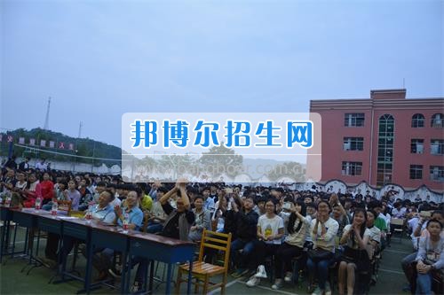 　　我校隆重舉行2017年預(yù)備班學(xué)生“各展所長，揚帆起航”文藝匯演  　　為了豐富同學(xué)們的課余生活，提高同學(xué)們的文藝素養(yǎng)，增強班級間的凝聚力和親和力。6月2日晚，我校在球類運動場舉辦了預(yù)備班“各展所長，揚帆起航”學(xué)生文藝匯演，全體預(yù)備班學(xué)生和職高部學(xué)生共800多名以及20多名教職工觀看了演出。  　　此次文藝匯演的節(jié)目內(nèi)容形式多樣、內(nèi)容豐富，激情的開場舞——《GOODBOY》中拉開了帷幕，伴隨著一陣陣掌聲，歌舞、小品、朗誦、相聲等精心準備的22個精彩的節(jié)目為觀眾呈現(xiàn)了一道豐富的視聽盛宴，最后全體師生齊唱的《難忘今宵》把本場文藝匯演推向了高潮，掌聲和歡呼聲此起彼伏，臺上臺下成了一片激情四溢的海洋，本場文藝匯演畫上了圓滿的句號。  　　此次文藝匯演演出的成功舉辦，充分彰顯了我校預(yù)備班學(xué)生的個性，讓預(yù)備班學(xué)生充分感受到育才職高的魅力。