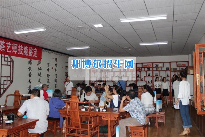 省中職學(xué)校新加坡培訓(xùn)項(xiàng)目訓(xùn)后分享活動在成都電子信息學(xué)校舉行