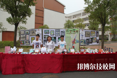 學(xué)校的選擇與報(bào)考是雙向的，不光學(xué)生會(huì)選擇一所優(yōu)秀的學(xué)校報(bào)考，學(xué)校也會(huì)選擇優(yōu)質(zhì)的學(xué)生進(jìn)行錄取，讓自己的辦學(xué)更上一層樓。因此在報(bào)考前，同學(xué)們很有必要去了解一下學(xué)校的招生要求以及報(bào)名條件。下面就和小編一起來(lái)看看井岡山應(yīng)用科技學(xué)校的招生要求吧。  井岡山應(yīng)用科技學(xué)校招生對(duì)象：應(yīng)屆初中畢業(yè)生。  井岡山應(yīng)用科技學(xué)校 1.中考準(zhǔn)考證:  2.戶口本前頁(yè)及學(xué)生個(gè)人戶口頁(yè)復(fù)印件:  3.初中畢業(yè)證復(fù)印件:  4.其它享受國(guó)家資助的證件。低保、殘疾等證件:  井岡山應(yīng)用科技學(xué)校簡(jiǎn)介 江西省井岡山應(yīng)用科技學(xué)校前身為江西省吉安農(nóng)業(yè)學(xué)校，創(chuàng)辦于1951年10月，是一所全日制普通中等專業(yè)學(xué)校，隸屬于吉安市農(nóng)業(yè)局。2004年4月經(jīng)江西省人民政府批準(zhǔn)，更名為江西省井岡山應(yīng)用科技學(xué)校，2009年12月經(jīng)市教育局批準(zhǔn)，增掛吉安農(nóng)業(yè)學(xué)校校牌，實(shí)行兩塊牌子一套班子。學(xué)校位于吉安市旅游風(fēng)景區(qū)----青原山，校園占地面積180畝，建筑面積7萬(wàn)余平方米，環(huán)境優(yōu)美，是一所花園式學(xué)?！，F(xiàn)有教職工245人，其中專兼職教師236人，現(xiàn)有在校學(xué)生4078人。  小編總結(jié) 不知道小伙伴們滿足以上要求了嗎?對(duì)于想要報(bào)考井岡山應(yīng)用科技學(xué)校的同學(xué)來(lái)說(shuō)，滿足招生要求只是報(bào)考的第一步哦!要確定自己會(huì)不會(huì)被錄取，就還需要對(duì)學(xué)校的錄取分?jǐn)?shù)線做好了解，歡迎大家前往邦博爾技校網(wǎng)進(jìn)行分?jǐn)?shù)線的咨詢。