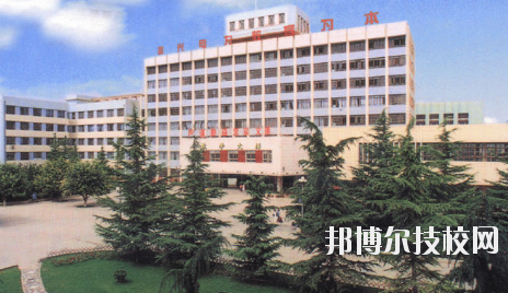知道一所學校的名字，但是最基本的學校簡介是必須了解的，選學校不能初心，畢竟是關系到自己的將來。以下是小編整理的蘭州電力學校介紹。  蘭州電力學校層次：中專  蘭州電力學校性質(zhì)：公辦  蘭州電力學校地址：蘭州市安寧區(qū)萬新北路  蘭州電力學校介紹 蘭州電力學校坐落于蘭州安寧區(qū)，環(huán)境優(yōu)美，教學設施齊全。蘭州電力學校、甘肅電業(yè)職工中等專業(yè)學校、甘肅電力繼續(xù)教育中心三塊牌子，一套機構，分署辦公，甘肅電力黨校掛靠在學校。  十幾年來，蘭州電力學校先后招收國家任務生、社會委培生、市場調(diào)節(jié)生等類學生，為社會和系統(tǒng)培養(yǎng)畢業(yè)生3104名，為甘肅電力系統(tǒng)和農(nóng)電系統(tǒng)培訓學員近16000人。 經(jīng)過十幾年、尤其是90年代中后期的迅速發(fā)展，學校已經(jīng)成為甘肅省中專學校的佼佼者，建有一座中型實習工廠，有計算機多媒體教室、電子閱覽室等18個實驗室和校園計算機網(wǎng)絡。學校曾經(jīng)和現(xiàn)設置的專業(yè)有發(fā)電廠及電力系統(tǒng)、電廠熱能動力設備、電廠化學、建筑工程估價、用電管理、計算機應用、財務會計、城鎮(zhèn)供用電、農(nóng)村供用電、制冷與空調(diào)安裝、電力營銷、電氣技術、電子電器、輸配電線路施工檢修與運行、水利水電工程技術、文化藝術等近二十個專業(yè)。學制有大中專二年半、在職中專三年、普通中專四年和