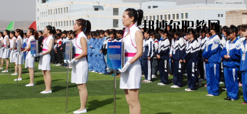 升學(xué)都是選拔性的考試，所以對(duì)同學(xué)們都有分?jǐn)?shù)要求是很正常的，而初中升學(xué)又分為高中和普通中職學(xué)校，而這兩個(gè)之間的錄取都是不一樣的，在分?jǐn)?shù)上面的要求區(qū)別比較大，那么，白銀工業(yè)學(xué)校招生錄取分?jǐn)?shù)線是多少呢?接下來就為同學(xué)們整理一下。  白銀工業(yè)學(xué)校錄取分?jǐn)?shù)線 白銀市普高錄取分?jǐn)?shù)線：460分  白銀工業(yè)學(xué)校拓展閱讀 學(xué)校擁有一支學(xué)歷層次高、專業(yè)水平強(qiáng)、敬業(yè)愛崗、專兼結(jié)合、充滿活力的高素質(zhì)教師隊(duì)伍，學(xué)?，F(xiàn)有專兼結(jié)合的教師近200人。其中，研究生學(xué)歷11人，本科學(xué)歷89人，學(xué)歷合格率達(dá)92%以上;有高級(jí)職稱25人，中級(jí)職稱76人;基礎(chǔ)課教師48人，專業(yè)課教師67人，實(shí)習(xí)指導(dǎo)教師33人，雙師型教師占16人。教師的學(xué)歷、職稱結(jié)構(gòu)合理，完全能滿足學(xué)校的教學(xué)、實(shí)習(xí)實(shí)訓(xùn)需要。  學(xué)校擁有十一個(gè)專業(yè)實(shí)訓(xùn)室。即電子電工實(shí)訓(xùn)室、建筑材料實(shí)訓(xùn)室、機(jī)電一體化實(shí)訓(xùn)室、電焊實(shí)訓(xùn)室、電器維修實(shí)訓(xùn)室、電鋼琴實(shí)驗(yàn)實(shí)訓(xùn)室、金工實(shí)訓(xùn)室、模具數(shù)控實(shí)訓(xùn)室、CID制圖室、中高級(jí)電工考核室、銑工實(shí)訓(xùn)室。擁有四大實(shí)驗(yàn)室，即化工實(shí)驗(yàn)室、物理實(shí)驗(yàn)室、財(cái)會(huì)模擬實(shí)驗(yàn)室、語音實(shí)驗(yàn)室。擁有六個(gè)微機(jī)室，多媒體教室、電教室等現(xiàn)代化教學(xué)設(shè)施。并建成校園網(wǎng)及遠(yuǎn)程教育網(wǎng)。學(xué)校將于5月份開工興建的實(shí)訓(xùn)樓建成后，將進(jìn)一步改善實(shí)訓(xùn)條件。學(xué)校分南北兩個(gè)校區(qū)，占地面積500余畝，校舍建筑面積66000平方米。  上文，就是小編為同學(xué)們整理的關(guān)于白銀工業(yè)學(xué)校所在地的普高錄取分?jǐn)?shù)線，同學(xué)們可以通過這個(gè)分?jǐn)?shù)線來分析自己現(xiàn)在的一個(gè)成績(jī)，能夠上高中的話及盡量的上高中。