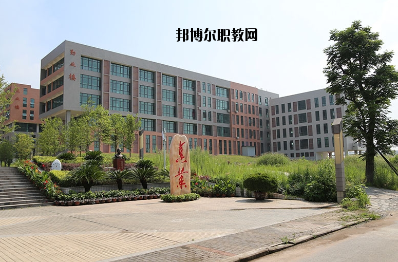 重慶榮昌區(qū)職業(yè)教育中心2020年報(bào)名條件、招生要求、招生對象