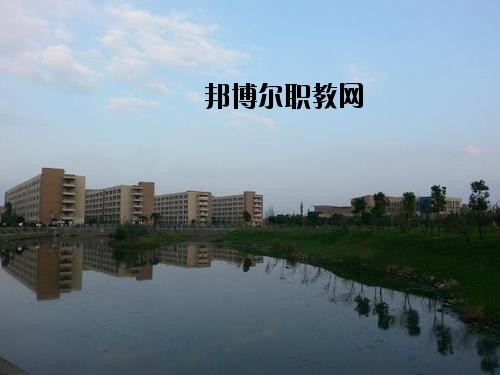 內(nèi)江鐵路機(jī)械學(xué)校2020年報名條件、招生要求、招生對象