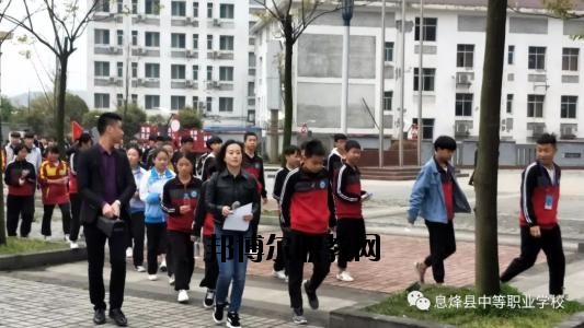 現(xiàn)在的學校是很多的，不管是高中還是中職都是一樣的多，中職學校作為國家補貼的重點，大部分同學都是要報讀的了，那如何了解中職學校呢?那就是電話聯(lián)系比較快了。  息烽縣中等職業(yè)學校原名息烽縣長嶺崗高級農(nóng)業(yè)中學，1984年4月創(chuàng)辦，幾經(jīng)資源整合與遷校，現(xiàn)為一所全日制中等職業(yè)技術學校，學校主要承擔中等職業(yè)教育、電大學歷教育、教師培訓、農(nóng)轉(zhuǎn)培等教育教學任務。  息烽縣職業(yè)技術學校2020年招生辦聯(lián)系電話 息烽縣職業(yè)技術學校招生辦電話：0851-87723110  息烽縣職業(yè)技術學校招生辦地址：息烽縣永靖鎮(zhèn)福利橋路22號  息烽縣職業(yè)技術學校拓展閱讀 現(xiàn)一期工程實際建設情況如下：教學樓2棟，建筑面積8820.4㎡，最大容量3140人;實訓樓3棟，建筑面積20678.3㎡;圖書辦公樓建筑面積12084.9㎡;學生宿舍2棟，建筑面積10761.8㎡，280間標準套間，最大容量2200人;400米塑膠形環(huán)跑道標準足球場一塊，19000㎡,塑膠籃球場2塊、排球場1塊,2760㎡;實木文化長廊與校園內(nèi)泥清路面及綠化景觀設施已完工。目前新校區(qū)已完成投資1.8億元。二期工程1200座席會議中心(禮堂)正在啟動建設中，建設面積2800㎡，預計2017年3月投入使用。  依據(jù)國家及省市免學費及資助政策的支持，全校學生100%享受免學費，20%的學生經(jīng)評比享受國家每年2000元的助學金資助;對于“建檔立卡”的農(nóng)村貧困家庭的學生實施精準扶貧政策，每年享受扶貧專項助學金1000元及教科書、住宿費補助900元。解決了我校貧困家庭學生學習與生活上的困難。  通過融入“校企合作”的理念，促使我校與廈門天馬企業(yè)展開了合作。該企業(yè)通過開設“冠名班”的形式，對“三好學生”及貧困家庭學生分別設置每年專項獎勵500元與困難補助500元，鼓勵我校電子專業(yè)學生更加勤奮刻苦學習。  通過“引企入校”的合作辦學模式，以“工學結(jié)合”方式開展理實教學，讓汽修等專業(yè)學生在確實提升專業(yè)技能的同時獲取一定收入，享受企業(yè)的生活補助等。解決了一些貧困家庭學生學習與生活上的困難。  自己打電話咨詢吧，同學們，基本的信息情況老師都是會給你講解的，只是如果是需要面試才能報名的專業(yè)，同學們還是自己到學校咨詢會比較好一點的哦。