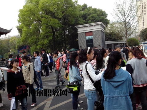 成都國演藝術(shù)學(xué)校2020年報(bào)名條件、招生要求、招生對象