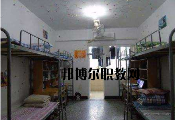 不同的同學(xué)對(duì)學(xué)校的宿舍期待是不一樣的。有的同學(xué)希望宿舍有空調(diào)，有的同學(xué)認(rèn)為這并不重要。有的同學(xué)希望寢室有書桌等供自己學(xué)習(xí)的條件，而有的同學(xué)則認(rèn)為寢室只是用來休息的。一千個(gè)人的眼中有一千個(gè)哈姆雷特，在對(duì)一件事情進(jìn)行考評(píng)的時(shí)候，同學(xué)們可以結(jié)合自己的實(shí)際需要來看，而非人云亦云。  定南中等專業(yè)學(xué)校宿舍條件 學(xué)校宿舍算是比較不錯(cuò)的了，生活設(shè)施齊全，可以滿足同學(xué)們的大部分需求，配有衛(wèi)生間、空調(diào)、熱水等設(shè)施，通風(fēng)、采光條件也較好。  定南中等專業(yè)學(xué)校辦學(xué)條件 定南中等專業(yè)學(xué)校地處贛粵門戶——定南，建辦于1958年，占地面積135畝，校舍建筑面積2.5萬(wàn)平方米，辦學(xué)規(guī)?？扇菁{近2000人使用。學(xué)校師資力量雄厚，擁有高級(jí)職稱以上教師若干人。  定南中等專業(yè)學(xué)校概況 定南中專是我縣唯一一所培養(yǎng)技能型人才的中等專業(yè)學(xué)校，現(xiàn)開設(shè)了學(xué)前教育、電子技術(shù)應(yīng)用、模具制造技術(shù)、汽車運(yùn)用與維修、“三校生”高考、旅游服務(wù)與管理等六大特色專業(yè)。學(xué)校各專業(yè)設(shè)備先進(jìn)，現(xiàn)有現(xiàn)代化汽車二級(jí)維護(hù)、幼兒情境模擬、電子電拖、模具制造、程序控制等29間實(shí)訓(xùn)教室，擁有紙質(zhì)藏書近10萬(wàn)冊(cè)，電子藏書超過20萬(wàn)冊(cè)，所有教室裝備了錄播一體、信息化教學(xué)設(shè)備，實(shí)現(xiàn)了校園智慧化管理。  小編總結(jié) 看過學(xué)校的宿舍條件以后，不知道大家覺得定南中等專業(yè)學(xué)校的宿舍是否滿足了自己的預(yù)期呢?我們可以了解到，這所學(xué)校的宿舍算是比較不錯(cuò)的了，生活設(shè)施齊全，可以滿足同學(xué)們的大部分需求，配有衛(wèi)生間、空調(diào)、熱水等設(shè)施，通風(fēng)、采光條件也較好。