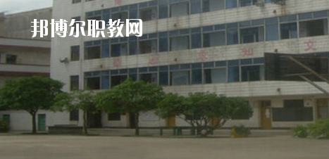 玉林市嶺南工業(yè)學(xué)校2020年報名條件、招生要求、招生對象