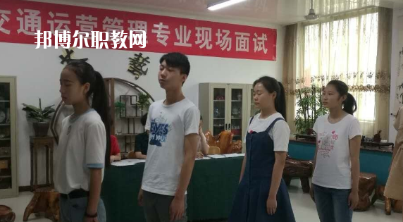 問：蘭州紅古區(qū)職教中心怎么樣、好不好?  答：紅古區(qū)職業(yè)教育中心是一所以培養(yǎng)實(shí)用技術(shù)人才為特點(diǎn)的公辦學(xué)校，地處蘭州市紅古區(qū)政府所在地海石灣。中心始終堅(jiān)持以服務(wù)為宗旨，以就業(yè)為導(dǎo)向的辦學(xué)方針，面向市場(chǎng)開辦專業(yè)。學(xué)校擁有設(shè)施先進(jìn)、配備精良的汽修、鉗工、電子、鋼琴、舞蹈、美術(shù)、計(jì)算機(jī)等實(shí)訓(xùn)室。近年來學(xué)校教育教學(xué)質(zhì)量穩(wěn)步提高,連續(xù)三年獲得蘭州市中職學(xué)校教育教學(xué)質(zhì)暈優(yōu)秀獎(jiǎng)。  蘭州紅古區(qū)職教中心升學(xué) 我校分別與蘭州職業(yè)技術(shù)學(xué)院、白銀礦治職業(yè)技術(shù)學(xué)院、甘肅林業(yè)職業(yè)技術(shù)學(xué)院、平?jīng)雎殬I(yè)技術(shù)學(xué)院、甘肅畜牧工程職業(yè)技術(shù)學(xué)院簽訂了中高職一體化聯(lián)合辦學(xué)協(xié)議，學(xué)生在校學(xué)習(xí)兩年，參加高校轉(zhuǎn)段測(cè)試，成績(jī)合格升入聯(lián)辦高校學(xué)習(xí)三年，畢業(yè)后發(fā)放國(guó)家承認(rèn)(統(tǒng)招)的畢業(yè)證書。  蘭州紅古區(qū)職教中心設(shè)施 設(shè)有計(jì)算機(jī)實(shí)訓(xùn)室3個(gè)，共計(jì)計(jì)算機(jī)百余臺(tái)，開通了校園網(wǎng)、電信光纖接入互聯(lián)網(wǎng)，并建成了獨(dú)立域名的校園網(wǎng)站。學(xué)習(xí)有普通機(jī)床車間、數(shù)控實(shí)訓(xùn)室、車工實(shí)訓(xùn)室、電子電工實(shí)訓(xùn)室、家電整機(jī)實(shí)訓(xùn)室、器材室，兩個(gè)面積130平方米的舞蹈實(shí)訓(xùn)室和兩個(gè)美術(shù)創(chuàng)作室。  蘭州紅古區(qū)職教中心拓展閱讀 為了使職業(yè)教育穩(wěn)步發(fā)展，學(xué)校實(shí)行了“校校合作”、“校企合作”、“工學(xué)結(jié)合”的辦學(xué)模式，在經(jīng)濟(jì)發(fā)達(dá)地區(qū)全力打造就業(yè)實(shí)習(xí)基地，安排畢業(yè)生在上海、南京、安徽、蘇州等地區(qū)就業(yè)。為了培養(yǎng)學(xué)生的就業(yè)能力，開展了學(xué)生以社會(huì)實(shí)踐為主，旨在增強(qiáng)學(xué)生提前了解企業(yè)生產(chǎn)、管理、工作強(qiáng)度等為內(nèi)容的“工學(xué)結(jié)合”活動(dòng)，收到了良好的效果。“工學(xué)結(jié)合”實(shí)踐活動(dòng)解決了困難家庭學(xué)生上學(xué)難的問題。  在學(xué)校的時(shí)光是很有限的，你要懂得珍惜。不僅僅在學(xué)業(yè)上有所提升，也要不斷的提升個(gè)人的魅力，社會(huì)是一個(gè)需要有能力有遠(yuǎn)見人才的體系，如果你有目標(biāo)和理想，也會(huì)更加的有學(xué)習(xí)的動(dòng)力，對(duì)企業(yè)來說，有主見的人才更受人歡迎。