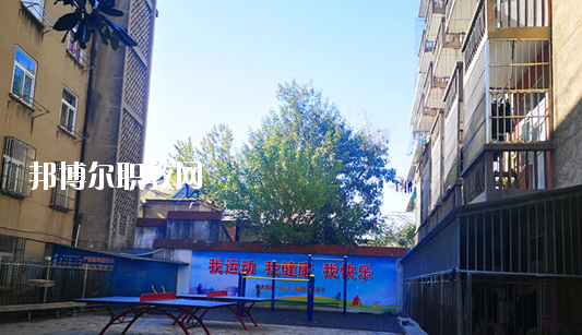 在對(duì)這所學(xué)校進(jìn)行判斷以后，才會(huì)知道不同學(xué)校之間所公布的各方面情況都是不同的，而這些信息也是需要學(xué)生自己去進(jìn)行判斷的，當(dāng)然了其中有關(guān)于學(xué)校的住宿環(huán)境也是需要被學(xué)生所了解的，畢竟這是每個(gè)學(xué)生在學(xué)校的住宿情況。  蕪湖職業(yè)技術(shù)學(xué)院附屬中等職業(yè)學(xué)校住宿條件 學(xué)生宿舍實(shí)行四人間公寓化、封閉式管理，并配有校園公共浴室、住宿條件不錯(cuò)，給學(xué)生提供了一個(gè)舒適、安全的學(xué)習(xí)和生活環(huán)境。  蕪湖職業(yè)技術(shù)學(xué)院附屬中等職業(yè)學(xué)校辦學(xué)條件 學(xué)校坐落在美麗的鏡湖公園和九蓮塘公園中間，是市中心唯一的一所公辦職業(yè)學(xué)校，交通便利，環(huán)境優(yōu)美，生活方便。學(xué)校本著對(duì)教育教學(xué)質(zhì)量和學(xué)生負(fù)責(zé)的態(tài)度，劃定最低錄取線。住校生宿舍條件優(yōu)越，實(shí)行公寓化、封閉式管理。學(xué)校教學(xué)設(shè)備齊全，多媒體電教室、多功能活動(dòng)廳、計(jì)算機(jī)組裝實(shí)驗(yàn)室、數(shù)字化動(dòng)漫實(shí)驗(yàn)室、語(yǔ)言實(shí)驗(yàn)室、實(shí)訓(xùn)賓館、與學(xué)院聯(lián)網(wǎng)的校園網(wǎng)及學(xué)院擁有的實(shí)驗(yàn)實(shí)訓(xùn)室等，為學(xué)生提升動(dòng)手能力、開(kāi)拓視野創(chuàng)造了得天獨(dú)厚的條件。  蕪湖職業(yè)技術(shù)學(xué)院附屬中等職業(yè)學(xué)校師資力量 近幾年我校一批優(yōu)秀教師、教壇新星脫穎而出，多人次獲國(guó)家、省、市一等獎(jiǎng)項(xiàng)。我?，F(xiàn)有正教授一名，省級(jí)特級(jí)教師一名(同類學(xué)校唯一)，高中級(jí)教師若干。學(xué)校聘請(qǐng)蕪湖職業(yè)技術(shù)學(xué)院專家教授組成教學(xué)督導(dǎo)組實(shí)施教學(xué)督導(dǎo)，對(duì)備課、上課等教學(xué)環(huán)節(jié)進(jìn)行全程質(zhì)量評(píng)估，以督導(dǎo)促教學(xué)、以督導(dǎo)促創(chuàng)新、以督導(dǎo)促規(guī)范，使學(xué)生學(xué)有所成。我校教學(xué)計(jì)劃和課程設(shè)置是由學(xué)院、附校、用人單位、專業(yè)領(lǐng)域?qū)＜宜姆絽⑴c研發(fā)。已形成：頂層設(shè)計(jì)、分層教學(xué)、工學(xué)結(jié)合、系統(tǒng)培養(yǎng)的獨(dú)特教學(xué)模式。嚴(yán)把教學(xué)標(biāo)準(zhǔn)和畢業(yè)生質(zhì)量標(biāo)準(zhǔn)兩個(gè)關(guān)口。  以上所介紹的信息便是有關(guān)于蕪湖職業(yè)技術(shù)學(xué)院附屬中等職業(yè)學(xué)校的住宿情況，就可以知道其實(shí)這所學(xué)校對(duì)于學(xué)生的基本需求是可以滿足的，但是學(xué)生想要選擇其他方面的住宿情況話，就需要學(xué)生提前去對(duì)每所學(xué)校的住宿情況進(jìn)行了解。