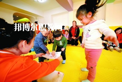 隨著二胎政策的放寬，我國(guó)新生兒的數(shù)量明顯增多，這也說(shuō)明，在未來(lái)的很長(zhǎng)一段時(shí)間里，幼師都是一個(gè)非常受歡迎的行業(yè)，而四川是座發(fā)展迅速，有深厚文化底蘊(yùn)的城市，自然是受到很多同學(xué)喜愛(ài)，近日，就會(huì)問(wèn)小編關(guān)于四川讀幼師學(xué)校好不好?那接下來(lái)，小編就給大家介紹一下四川幼師學(xué)校，如果你有更多疑問(wèn)，歡迎點(diǎn)擊右側(cè)的咨詢欄與我們交流。  四川讀幼師的就業(yè)前景 就業(yè)容易，畢業(yè)學(xué)生不愁“嫁”盡管當(dāng)前就業(yè)形勢(shì)嚴(yán)峻，各地大學(xué)生就業(yè)難度大，但許多城市的學(xué)前教育專業(yè)畢業(yè)生并未受影響，反而逆勢(shì)上漲，待遇也比往年有所提高。近年來(lái)，由于幼兒園發(fā)展的需要，很多單位幼兒教師奇缺，連男老師也變得搶手起來(lái)。學(xué)前、初教專業(yè)畢業(yè)生不愁“嫁”，甚至有很多幼教機(jī)構(gòu)到學(xué)校預(yù)約、搶簽畢業(yè)生，幼教人才受歡迎程度可見(jiàn)一斑。  四川讀幼師的優(yōu)勢(shì) 幼教項(xiàng)目的穩(wěn)定性強(qiáng)，不受市場(chǎng)沖擊，打造終身產(chǎn)業(yè)?，F(xiàn)階段，無(wú)論是從國(guó)家教育改革發(fā)展的全局出發(fā)，還是從目前有關(guān)民辦學(xué)前教育的法律法規(guī)政策等方面來(lái)看，民辦學(xué)前教育發(fā)展?jié)摿Χ际志薮蟆Ｆ浯?，成就子女未?lái)。選擇了幼教工作，可以讓我們更懂得如何教育子女，對(duì)自己未來(lái)孩子接收良好的家庭教育有著十分重要的促進(jìn)作用。女性投身幼教行業(yè)后，長(zhǎng)期接受最先進(jìn)的幼教理念和適合中國(guó)幼兒的各類課程，繼而在對(duì)自己子女的教育觀念和方法上也會(huì)更科學(xué)，為孩子今后的發(fā)展奠定更好的基礎(chǔ)。  德陽(yáng)科貿(mào)職業(yè)學(xué)院幼師升學(xué)班學(xué)前教育專業(yè)介紹 本專業(yè)順應(yīng)國(guó)家“幼有所育”學(xué)前教育決策和學(xué)前教育專業(yè)人才極度短缺的社會(huì)需求而設(shè)，是一個(gè)綜合性較強(qiáng)的專業(yè)，涵蓋0-6歲兒童的教育，作為人生起點(diǎn)教育的學(xué)前教育專業(yè)對(duì)人的一生的發(fā)展和教育起著重要的奠基作用。本專業(yè)緊密對(duì)接各級(jí)各類幼兒園和早期教育機(jī)構(gòu)等實(shí)施合作辦學(xué)、合作育人，強(qiáng)化“四能”特長(zhǎng)(彈唱、舞蹈、美術(shù)、游戲)、“五會(huì)”素養(yǎng)(保育、保健、教育、溝通、管理)，致力于培養(yǎng)新時(shí)代“有愛(ài)心、有耐心、有恒心、有責(zé)任心”的學(xué)前教育人才。  培養(yǎng)目標(biāo)：本專業(yè)培養(yǎng)以立德樹(shù)人為己任，具有良好的職業(yè)道德、專業(yè)素養(yǎng)、協(xié)作精神、溝通能力和創(chuàng)新意識(shí)，擁有先進(jìn)的幼兒教育理念，具有較扎實(shí)的學(xué)前教育的專業(yè)知識(shí)與專業(yè)技能，具備較強(qiáng)的幼兒保教能力，從事幼兒園教育教學(xué)、保育保健工作的高素質(zhì)應(yīng)用型人才。  核心課程：學(xué)前教育學(xué)、學(xué)前兒童心理學(xué)、幼兒游戲理論與實(shí)踐、幼兒行為觀察、幼兒園五大領(lǐng)域教育、學(xué)前衛(wèi)生學(xué)、聲樂(lè)、鋼琴、舞蹈、美術(shù)、幼兒歌曲彈唱、幼兒舞蹈創(chuàng)編、幼兒園班級(jí)管理、幼兒手工、家庭教育等。  職業(yè)前景：習(xí)近平總書記在“黨的十九大”上指出：“增進(jìn)民生福祉是發(fā)展的根本目的。必須多謀民生之利、多解民生之憂，在發(fā)展中補(bǔ)齊民生短板、促進(jìn)社會(huì)公平正義，在幼有所育、學(xué)有所教上不斷取得新進(jìn)展。”  2019年教育部《2018年全國(guó)教育事業(yè)發(fā)展統(tǒng)計(jì)公報(bào)》顯示，2018年全國(guó)共有幼兒園26.67萬(wàn)所，比上年增加1.17萬(wàn)所，增長(zhǎng)4.60%; 在園幼兒4656.42萬(wàn)人，比上年增加56.28萬(wàn)人;學(xué)前教育毛入園率達(dá)到81.7%，比上年提高2.1%，且0-6歲兒童超過(guò)1億，幼兒園專任教師258.14萬(wàn)人。按照國(guó)家對(duì)學(xué)前教育師幼比(1:5)的規(guī)定，幼兒園專任教師的缺口高達(dá)673萬(wàn)多。學(xué)前教育專業(yè)人才就業(yè)前景非常廣闊。  就業(yè)崗位：幼兒園教師、幼兒保育員、幼兒保健教師、早期教育教師。  獲取資格證書：幼兒園教師資格證、普通話水平證書(二甲及以上)  專業(yè)實(shí)訓(xùn)室：幼兒保育實(shí)訓(xùn)室、幼兒衛(wèi)生保健實(shí)訓(xùn)室、仿真幼兒園、幼兒手工制作實(shí)訓(xùn)室、幼兒美術(shù)實(shí)訓(xùn)室、聲樂(lè)實(shí)訓(xùn)室、形體舞蹈實(shí)訓(xùn)室、鋼琴實(shí)訓(xùn)室、游戲與感統(tǒng)實(shí)訓(xùn)室、繪本實(shí)訓(xùn)室、蒙臺(tái)梭利教育實(shí)訓(xùn)室、奧爾夫音樂(lè)實(shí)訓(xùn)室等。  專業(yè)實(shí)踐基地：廣漢市第三幼兒園、廣漢市雒城鎮(zhèn)第四幼兒園、廣漢市西外中心幼兒園、德陽(yáng)市旌南幼兒園、德陽(yáng)市黃河?xùn)|路幼兒園、四川師范大學(xué)實(shí)驗(yàn)幼兒園、四川師范大學(xué)附屬啟夏幼兒園、成都市武侯區(qū)福錦幼兒園、崇州市虹橋歡樂(lè)谷幼兒園、岳池知恩行幼兒園、西充縣青葵幼兒園等。  上面關(guān)于四川讀幼師學(xué)校好不好?小編介紹了，小編覺(jué)得不管是讀什么學(xué)校都是要從多方面來(lái)考慮的，要看行業(yè)的發(fā)展前景怎么樣，還要看這個(gè)專業(yè)到底適不適合自己，就好像幼師學(xué)校，一定要學(xué)好小孩子才可以去讀，因?yàn)檫@個(gè)專業(yè)將來(lái)出來(lái)不管做什么工作，都是要和小朋友待在一起的。如有更多問(wèn)題，歡迎咨詢邦博爾網(wǎng)。