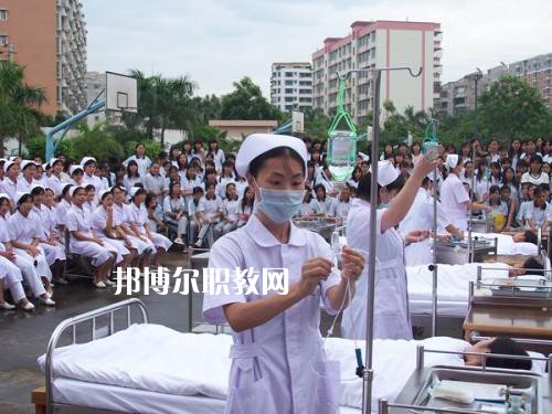 成都2021年衛(wèi)校適合女生學嗎