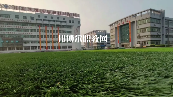 問：珠海索卡科技技工學(xué)校怎么樣、好不好?  答:珠海市索卡科技技工學(xué)校是經(jīng)珠海市人力資源和社會(huì)保障局批準(zhǔn)成立，廣東索卡集團(tuán)有限公司創(chuàng)辦的以培養(yǎng)中級(jí)技術(shù)人才為主的全日制中等技工學(xué)校。學(xué)校位于粵港澳大灣區(qū)的珠海市后花園高欄港經(jīng)濟(jì)區(qū)平沙鎮(zhèn)，是2020年珠海市西部地區(qū)僅有的一所中等職業(yè)學(xué)校。學(xué)校被列為廣東省足球協(xié)會(huì)(珠海)培訓(xùn)實(shí)驗(yàn)基地、珠海市新型技能人才培訓(xùn)基地，珠海市國(guó)防與公共安全體驗(yàn)基地。  珠海索卡科技技工學(xué)校就業(yè) 學(xué)校堅(jiān)持校企合作的辦學(xué)思路，采取訂單式的人才培養(yǎng)模式，與省市足協(xié)和部分省內(nèi)外高等院校、眾多優(yōu)質(zhì)企業(yè)建立了校企合作關(guān)系，學(xué)生就業(yè)率保持在100%。索卡集團(tuán)以“體育+旅游”產(chǎn)業(yè)開發(fā)為核心，多元化經(jīng)營(yíng)，業(yè)務(wù)覆蓋體育、游艇、教育、酒店、醫(yī)療、康復(fù)康養(yǎng)、產(chǎn)業(yè)科研、商業(yè)運(yùn)營(yíng)、資本投資等領(lǐng)域，2019年正在珠海市平沙鎮(zhèn)投資建設(shè)“索卡國(guó)際足球小鎮(zhèn)”項(xiàng)目，計(jì)劃總投資60億元人民幣。  珠海索卡科技技工學(xué)校 學(xué)校規(guī)劃占地面積205畝，現(xiàn)有建筑面積約3萬平方米，環(huán)境優(yōu)美，交通便利，教學(xué)生活設(shè)施齊全，是一所獨(dú)具特色的技工學(xué)校。學(xué)校建有標(biāo)準(zhǔn)足球場(chǎng)、籃球場(chǎng)、排球場(chǎng)、羽毛球場(chǎng)、乒乓球場(chǎng)等活動(dòng)場(chǎng)所。有教學(xué)樓、實(shí)訓(xùn)樓、學(xué)生公寓樓、學(xué)術(shù)報(bào)告廳、學(xué)生社團(tuán)活動(dòng)中心等教育教學(xué)生活場(chǎng)所。  珠海索卡科技技工學(xué)校管理 學(xué)校管理科學(xué)規(guī)范，采取全封閉軍事化管理模式。學(xué)校有一支既能從事理論教學(xué)，又能指導(dǎo)實(shí)訓(xùn)的“雙師型”隊(duì)伍。學(xué)校堅(jiān)持“以就業(yè)為導(dǎo)向、以服務(wù)為宗旨、以質(zhì)量求生存、以管理樹形象、以特色謀發(fā)展，達(dá)到學(xué)生、家長(zhǎng)、用人單位滿意”的辦學(xué)理念，根據(jù)市場(chǎng)需求，對(duì)接企業(yè)建專業(yè)，對(duì)接崗位設(shè)課程，根據(jù)興趣選專業(yè)，與就業(yè)市場(chǎng)緊密對(duì)接。  我們的起點(diǎn)可能很低，但我們要有扭轉(zhuǎn)局面的能力，努力把自己的成績(jī)提升上去，很多的學(xué)校都是看重統(tǒng)招的分?jǐn)?shù)線的，只有把自己的學(xué)習(xí)提升上了了，你在考試中才能夠游刃有余，一次考試定乾坤，最后選擇有優(yōu)勢(shì)的學(xué)校。
