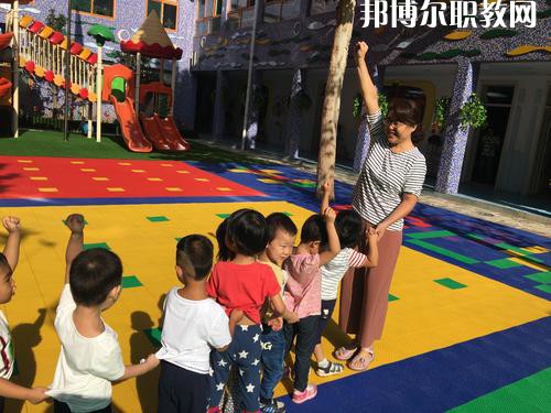 隨著我國人口基數(shù)的大幅上漲，我國幼兒園的數(shù)量呈現(xiàn)逐年遞增的趨勢，但符合現(xiàn)在教育標(biāo)準(zhǔn)的專業(yè)性幼兒教師卻少之又少，所以說幼兒教師行業(yè)是現(xiàn)目前非常有發(fā)展前途的行業(yè)之一。近日就有不少同學(xué)咨詢小編關(guān)于成都女生讀幼師學(xué)校學(xué)什么專業(yè)好?女生若是想學(xué)幼師類專業(yè)，可以選擇的專業(yè)方向是很多的，在這里就給大家介紹一下。  學(xué)前教育專業(yè)就業(yè)前景 在早期教育方面，0-3歲是人的一生中發(fā)展最重要的時(shí)期。一個(gè)人的學(xué)習(xí)能力的50%是在生命的頭4年中發(fā)展起來的，初生嬰兒的腦發(fā)育比15歲孩子快1000倍。很多思想和智力是在3歲前打下基礎(chǔ)的。0-3歲是嬰幼兒成長的關(guān)鍵期：最初的身體素質(zhì)、智力發(fā)展、個(gè)性品質(zhì)的形成于發(fā)展都是從這里開始的。越來越多的家長開始接受并重視早期教育，早期教育在我國經(jīng)過10余年的發(fā)展已經(jīng)形成相當(dāng)?shù)囊?guī)模，不僅是大城市，就算是三、四線城市也隨處可見大大小小的“親子園”“親子中心”“早教中心”等早教機(jī)構(gòu)，但專業(yè)的早期教育師資嚴(yán)重不足。  學(xué)前教育專業(yè)就業(yè)崗位 1、教師或兒童顧問;  2、兒童發(fā)展評估和指導(dǎo)人員、兒童教育和衛(wèi)生發(fā)展政策制定者、兒童教育咨詢專家——在有關(guān)政府機(jī)關(guān)、各大醫(yī)院的兒科門診工作;  3、兒童專欄節(jié)目采編人員——在報(bào)社、雜志社、電臺(tái)電視臺(tái)等媒體工作;  4、各類兒童用品開發(fā)的專業(yè)顧問或市場調(diào)查和分析專業(yè)人士等。  幼師專業(yè)介紹 培養(yǎng)目標(biāo)：本專業(yè)培養(yǎng)熱愛幼兒教育事業(yè)，能適應(yīng)幼兒教育改革與發(fā)展的需要，關(guān)愛幼兒，有良好的師德、寬厚的科學(xué)文化知識(shí)和扎實(shí)的學(xué)前教育專業(yè)理論，具有過硬的專業(yè)技能、教育能力及教育研究的意識(shí)和能力，綜合素質(zhì)高，能在托幼機(jī)構(gòu)從事0-6歲保教、管理工作的幼兒教師。  核心課程：舞蹈，視唱，琴法，樂理，聲樂，美術(shù)，鍵盤和聲與伴奏，幼兒歌曲伴奏，玩教具制作，教師口語，教師禮儀，幼兒游戲與主持，幼兒教育學(xué)，兒童文學(xué)，幼兒衛(wèi)生與保健，幼兒心里學(xué)，幼師英語，珠心算等。  女生讀學(xué)前教育怎么樣 學(xué)前教育前景不錯(cuò)，對女孩來說尤其是不錯(cuò)的選擇。特別是有品牌的幼兒園，十分吃香。  隨著我國幼教事業(yè)的迅速發(fā)展，對于幼兒教師和管理人員的需求驟增，幼師專業(yè)的畢業(yè)生供不應(yīng)求。盡管今年來全國各地一些院校增建了學(xué)前教育專業(yè)來培養(yǎng)幼兒教師，仍然不能滿足整個(gè)社會(huì)的需求。  國家中長期教育改革和發(fā)展規(guī)劃綱要(2010-2020年)中指出，到2020年，普及學(xué)前一年教育，基本普及學(xué)前兩年教育，重視0至3歲嬰幼兒教育。大力發(fā)展公辦幼兒園，積極扶持民辦幼兒園。嚴(yán)格執(zhí)行幼兒教師資格標(biāo)準(zhǔn)，依法落實(shí)幼兒教師地位和待遇。  上面關(guān)于成都女生讀幼師學(xué)校學(xué)什么專業(yè)好，小編給大家介紹了。幼教專業(yè)現(xiàn)在已經(jīng)成為了當(dāng)代女生選擇的熱門的教育行業(yè)之一。因?yàn)橛讕熓呛⒆映砷L關(guān)鍵的存在，越來越多的孩子需要受到教育，幼兒教師在今后的道路是很寬廣的。對于女生來說，幼師專業(yè)還是不錯(cuò)的，因?yàn)閷韽氖鹿ぷ魃蠒?huì)有許多優(yōu)勢，比較好就業(yè)。