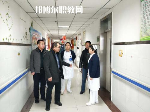 新疆石河子衛(wèi)生學(xué)校2021年招生錄取分?jǐn)?shù)線?我們讀書的同學(xué)就知道分?jǐn)?shù)是很重要的，同學(xué)們自己在找學(xué)校的時(shí)候就知道，同學(xué)們?nèi)タ磳W(xué)校學(xué)校首先問(wèn)的就是同學(xué)們自己的分?jǐn)?shù)，小編就來(lái)給同學(xué)們整理一下，讓同學(xué)們有參考的。  新疆石河子衛(wèi)生學(xué)校2021年招生錄取分?jǐn)?shù)線 1.121團(tuán)一中380  2.142團(tuán)一中380  3.143團(tuán)一中380  4.148團(tuán)一中381  新疆石河子衛(wèi)生學(xué)校簡(jiǎn)介 石河子衛(wèi)生學(xué)校地處祖國(guó)西北邊陲，位于新疆維吾爾自治區(qū)天山北麓的“戈壁明珠”石河子市，在市中心西小路151號(hào)，學(xué)校地理位置優(yōu)越，環(huán)境優(yōu)美，是教書育人的理想境地。1985年學(xué)校率先在全國(guó)倡導(dǎo)規(guī)范化護(hù)士教育，并制定了一整套管理制度。  學(xué)校老師撰寫的《整體化護(hù)理教學(xué)》已由新疆科技衛(wèi)生出版社發(fā)行，并在全疆護(hù)理教師培訓(xùn)中當(dāng)教材使用。掛牌之后，學(xué)校將把護(hù)理示范專業(yè)辦成技能型緊缺人才的培養(yǎng)培訓(xùn)基地，更好地為全疆各族人民服好務(wù)。  據(jù)了解，建校四十五年來(lái)，這個(gè)學(xué)校為自治區(qū)培養(yǎng)了10328名護(hù)理人才，其中少數(shù)民族學(xué)生占30%，為全疆農(nóng)牧區(qū)培養(yǎng)了一大批扎根基層、留得住、用得上的當(dāng)?shù)厣贁?shù)民族護(hù)理人才。  學(xué)校始建于1958年，占地面積40127平方米，建筑面積30067平方米，實(shí)驗(yàn)室面積1600平方米。設(shè)有護(hù)理、解剖、生理、生化、藥理、化學(xué)、微生物、計(jì)算機(jī)、遠(yuǎn)程、電教中心等11個(gè)實(shí)驗(yàn)室。學(xué)校開(kāi)設(shè)有護(hù)理、英語(yǔ)護(hù)理、社區(qū)護(hù)理、醫(yī)學(xué)檢驗(yàn)、助產(chǎn)、藥劑等6個(gè)專業(yè)，現(xiàn)有在校生2672人。有漢、維吾爾、哈薩克、回、蒙古、滿、錫泊、烏孜別克、俄羅斯、塔吉克、克爾克孜等多種民族，其中少數(shù)民族的學(xué)生占全校在校學(xué)生總數(shù)的28%。學(xué)?，F(xiàn)有在編教職工89人，專任教師45人，本科學(xué)歷占90.6%，雙師型”教師占42%。  同學(xué)們可以看看參考一下自己的分?jǐn)?shù)是在那個(gè)階段的，如果是高于這個(gè)分?jǐn)?shù)的話，同學(xué)們就可以報(bào)讀的哦，如果分?jǐn)?shù)是低于這個(gè)分?jǐn)?shù)的話，同學(xué)們自己就不要報(bào)讀了哦，所以，提前看看分?jǐn)?shù)也是可以的哦，不過(guò)不要忘了就是現(xiàn)階段最重要的還是復(fù)習(xí)的哦。