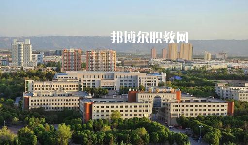 新疆石河子衛(wèi)生學(xué)校2021年有哪些專業(yè)?我們知道同學(xué)們在選擇專業(yè)的時候?qū)嶋H上專業(yè)比學(xué)校更重要，對于同學(xué)們來說在選擇專業(yè)的時候是需要慎重的。  新疆石河子衛(wèi)生學(xué)校專業(yè)設(shè)置 學(xué)校設(shè)有：護理學(xué)、藥劑學(xué)、檢驗學(xué)三大專業(yè)。其中護理學(xué)：有中專和大專兩種，大專為石河子大學(xué)在該校委培專業(yè)，頒發(fā)石河子大學(xué)的畢業(yè)證書。  新疆石河子衛(wèi)生學(xué)校學(xué)校優(yōu)勢 學(xué)校地址位于石河子市中心位置，旁邊為石河子市人民醫(yī)院(農(nóng)八師石河子市人民醫(yī)院)也是石河子的120急救中心。步行至石河子市游憩廣場只需要10分鐘，學(xué)校地理位置屬于石河子市市中心。交通發(fā)達。  學(xué)習(xí)優(yōu)勢：每門課程都有專業(yè)的老師帶教，在每個假期，都將組織學(xué)生參與臨床見習(xí)，增加學(xué)生的臨床經(jīng)驗。  其他優(yōu)勢：每一位在校生，都可以申請國家貧困助學(xué)金，國家撥款，每人每年1500元，均發(fā)至學(xué)生手上，解決了學(xué)生的基本溫飽問題，為貧困學(xué)生創(chuàng)造了學(xué)習(xí)條件。  另：南疆三地州學(xué)生、農(nóng)村籍學(xué)生、貧困生(非城市、城鎮(zhèn)戶口)可以申請減免學(xué)費，每人每年減免2000元，即只需繳納400元，即可上學(xué)，完成貧困學(xué)生學(xué)習(xí)的心愿。學(xué)生可以使用半價火車票往返，每年4次。  新疆石河子衛(wèi)生學(xué)校學(xué)校榮譽 學(xué)校以治校嚴謹，講求質(zhì)量，辦學(xué)成績斐然而著稱。多年來被石河子市評為“精神文明先進單位”、“民族團結(jié)先進單位”、“衛(wèi)生綠化先進單位”、“綜合治理先進單位”、“招生先進集體”，“德育教育先進學(xué)校”。 2000年通過兵團《中等醫(yī)學(xué)主要專業(yè)設(shè)置》評估;2003年通過兵團《中等職業(yè)學(xué)校合格評估》;2002年被國家教育部首批確定為“全國護理專業(yè)示范點學(xué)校”;2003年教育部評估為“全國重點中等職業(yè)學(xué)校”;2004年教育部確定為全國“護理專業(yè)領(lǐng)域技能型人才培養(yǎng)培訓(xùn)基地”，同時，被國家教育部列為“全國衛(wèi)生職業(yè)教學(xué)模式研究課題組學(xué)校”、“面向二十一世紀全國衛(wèi)生職業(yè)學(xué)校系列教改教材編輯委員會”學(xué)校. 2005年4月，參加“全國護理教學(xué)改革成果展示賽”榮獲團體“二等獎”和“組織獎”。2005年12月被教育教育部評為“全國護理教學(xué)改革先進學(xué)校”。  小編為同學(xué)們整理好了學(xué)校的招生專業(yè)，同學(xué)們可以仔細的看看，對于同學(xué)們自己來說選擇一個適合自己的專業(yè)是非常重要的事情的哦，這樣才能保證后期的就業(yè)的哦。