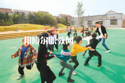 云南2021年中專幼師學(xué)?？梢钥即髮? width=