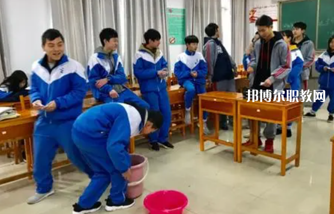 貴陽(yáng)市經(jīng)濟(jì)貿(mào)易中等專業(yè)學(xué)校2022年學(xué)費(fèi)、收費(fèi)多少