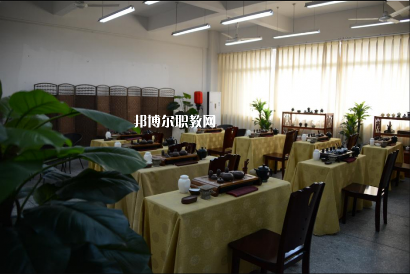重慶工藝美術(shù)學(xué)校2022年學(xué)費(fèi)、收費(fèi)多少