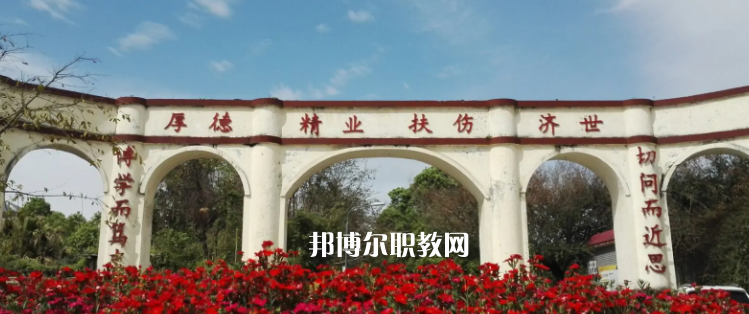 四川大學(xué)附設(shè)華西衛(wèi)生學(xué)校2022年有哪些專(zhuān)業(yè)