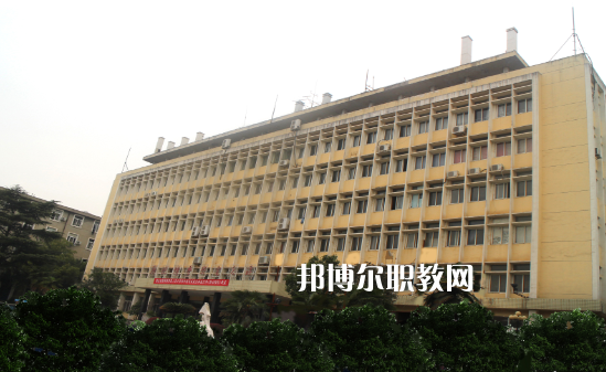 湖北汽車(chē)工業(yè)實(shí)驗(yàn)技工學(xué)校2022年招生辦聯(lián)系電話(huà)