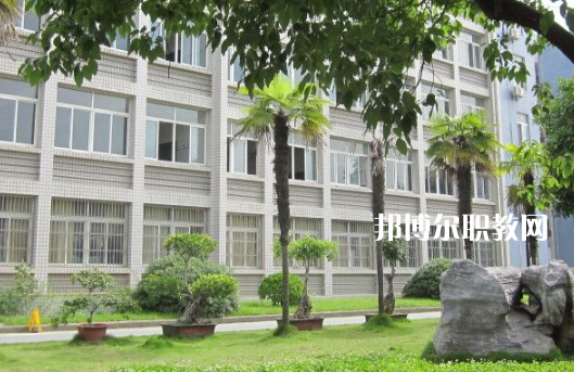 湖北十堰職業(yè)技術集團學校2022年招生辦聯系電話