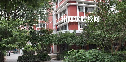 濟南應(yīng)用技術(shù)職業(yè)中等專業(yè)學(xué)校地址在哪里，哪個地區(qū)，哪個城市?