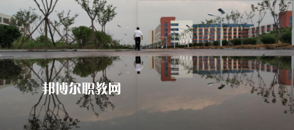 青島西大技工學(xué)校地址在哪里，哪個地區(qū)，哪個城市?