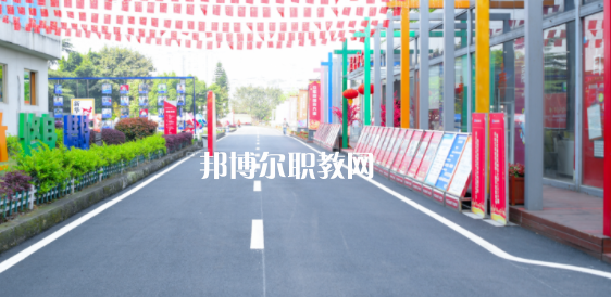 重慶新華電腦學(xué)校地址在哪里，哪個地區(qū)，哪個城市?