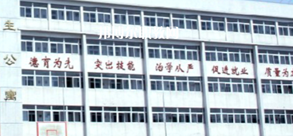 南京市公用事業(yè)技工學(xué)校學(xué)費：*********，具體各專業(yè)學(xué)費明細(xì)如下，希望對大家有幫助，邦博爾小編整理的南京市公用事業(yè)技工學(xué)校學(xué)費信息僅供參考，如有變動，以學(xué)校官方最新消息為準(zhǔn)。  一、南京市公用事業(yè)技工學(xué)校學(xué)費多少錢(學(xué)費明細(xì)) 1、南京市公用事業(yè)技工學(xué)校各專業(yè)學(xué)費收費標(biāo)準(zhǔn)  2、南京市公用事業(yè)技工學(xué)校住宿費標(biāo)準(zhǔn)：500元/學(xué)年  3、南京市公用事業(yè)技工學(xué)校資助政策  學(xué)校嚴(yán)格按物價局核定的標(biāo)準(zhǔn)收費，在校生享受政府免學(xué)費政策。符合條件的優(yōu)秀學(xué)生和貧困生，按規(guī)定享受國家勵志獎學(xué)金和助學(xué)金。  學(xué)校實行獎學(xué)金制度，對比亞迪冠名班，開沃集團南京金龍冠名班，天泓冠名班和品學(xué)兼優(yōu)的優(yōu)秀學(xué)生給予獎勵。  二、南京市公用事業(yè)技工學(xué)校簡介 多年來，學(xué)校與一百多家企事業(yè)單位建立了用人協(xié)作關(guān)系，為畢業(yè)生建立了暢通的就業(yè)渠道，部分專業(yè)已采用“定單式定向委培”輸送就業(yè)。  2004年以來，每年就業(yè)率始終在98.5%以上，畢業(yè)生就業(yè)去向主要為公交行業(yè)，如南京公交、中北巴士、新城巴士等;  汽車制造行業(yè)，如南京南汽集團MG汽車制造公司、南京長安汽車制造公司等;  汽車銷售(4S店)和維修行業(yè)如江蘇天泓汽車服務(wù)有限公司、南京朗馳集團有限公司和江蘇省外事旅游汽車公司汽車修理總廠、南京新港汽車維修公司等。