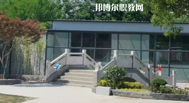 泰州市姜堰區(qū)江淮職業(yè)高級(jí)中學(xué)地址在哪里，哪個(gè)地區(qū)，哪個(gè)城市?