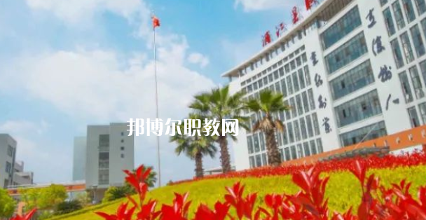 浦江縣職業(yè)技術(shù)學(xué)校招生計(jì)劃人數(shù)根據(jù)專業(yè)不同，計(jì)劃也是不同的，例如：幼兒保育招生40人，學(xué)前教育招生57人，普職融通招生150人，工藝美術(shù)招生150人，淘寶美工招生40人，等等，邦博爾小編為大家整理了浦江縣職業(yè)技術(shù)學(xué)校招生計(jì)劃人數(shù)詳細(xì)內(nèi)容，信息僅供參考，如有變動(dòng)，以學(xué)校官方最新消息為準(zhǔn)。  一、浦江縣職業(yè)技術(shù)學(xué)校招生計(jì)劃一覽表 二、浦江縣職業(yè)技術(shù)學(xué)校招生情況 1、浦江縣職業(yè)技術(shù)學(xué)校招生條件、要求  遵紀(jì)守法、熱愛勞動(dòng)、文明禮貌、樸實(shí)誠(chéng)信;  無疾病、無傳染病、無慢性病史、無犯罪史、無嚴(yán)重違紀(jì)史;  身體健康，學(xué)生品行端正。  2、浦江縣職業(yè)技術(shù)學(xué)校招生對(duì)象  招收應(yīng)屆、歷屆初中畢業(yè)及以上文化程度的學(xué)生  三、浦江縣職業(yè)技術(shù)學(xué)校簡(jiǎn)介 學(xué)校有全國(guó)職教名師、省特級(jí)教師、大師名家、省市教壇新秀、省技術(shù)能手、市學(xué)科帶頭人40多人。智慧校園管理系統(tǒng)、體育館、圖書館、電子閱覽室、校內(nèi)外實(shí)訓(xùn)基地等，教學(xué)設(shè)施一應(yīng)俱全。  學(xué)校設(shè)有浦江縣職業(yè)技能培訓(xùn)中心和職業(yè)技能鑒定中心。  四、浦江縣職業(yè)技術(shù)學(xué)?？诒?校友評(píng)價(jià)：浦江縣職業(yè)技術(shù)學(xué)校辦學(xué)特色鮮明，教學(xué)設(shè)施一應(yīng)俱全，為本地經(jīng)濟(jì)建設(shè)和社會(huì)發(fā)展培養(yǎng)高技能人才。  校友評(píng)價(jià)：浦江縣職業(yè)技術(shù)學(xué)校教學(xué)設(shè)備比較齊全，老師工作認(rèn)真，領(lǐng)導(dǎo)班子心齊。