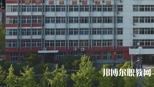 開灤技師學(xué)院招生計劃?每年學(xué)校在招生季節(jié)都會公布自己的招生計劃，那么學(xué)生們在對學(xué)校所進行選擇的時候，是可以具體看看一所學(xué)校的招生計劃，然后再看看學(xué)校所公布的招生要求是否是自己可以滿足的，從而決定對學(xué)校的報讀。  一、開灤技師學(xué)院招生計劃一覽表 二、開灤技師學(xué)院招生情況 1、開灤技師學(xué)院招生條件、要求  身高:1.55米以上。  體重:不低于50公斤，高限不超過標(biāo)準體重的50%。  視力:裸眼視力左右均在4.7(含47)以上，砂眼左右無第二期三個“十”者，無色弱、色盲者。  耳病:無化膿性中耳炎者。  聽力:左右兩側(cè)均大于80%(包括80%分貝)。  鼻病:無萎縮性鼻炎及較重肥大性鼻炎者。  血壓:90mmHg<收縮壓<140mmHg、60mmHg<舒張壓<90mmHg  心臟:二級收縮期雜音以下和心率在90次/分以下者。  肺臟:無慢性支氣管炎 支氣管哮喘、肺結(jié)核、結(jié)核性胸膜炎等呼吸系統(tǒng)慢性病。  腹部無任何腫物和肝、脾不腫大者(肝大一公分以內(nèi)功能正常者除外)。  對紋身者,面部、頸部紋身直徑不超過2cm，著短裝身體其他裸露部位直徑不超過3cm。面部、頸部紋身直徑超過2cm或其他部位超過3cm的，不合格;如本人能夠積極處理，可視為合格。  輔助檢查、胸透、化驗正常者。  其他:無殘疾、無駝背、無畸形、無較重之扁平足或拇指外翻 無腿部或精索靜脈曲張者,無難治或面積較大之皮膚疾病,無痔或漏者，無疝氣者，無多發(fā)性淋巴腺腫大者，無較重慢性病者，無不適合招錄崗位所要求的身體條件者。  2、開灤技師學(xué)院招生對象  中考生和往屆生，  三、開灤技師學(xué)院簡介 學(xué)校服務(wù)河北省能源、裝備制造等傳統(tǒng)產(chǎn)業(yè)升級，服務(wù)京津冀產(chǎn)業(yè)智慧化水平提升的發(fā)展需求，瞄準河北省新興產(chǎn)業(yè)、現(xiàn)代服務(wù)業(yè)創(chuàng)新發(fā)展戰(zhàn)略，對接能源(煤炭)，裝備制造、現(xiàn)代服務(wù)業(yè)等產(chǎn)業(yè)設(shè)置專業(yè)，開設(shè)電氣自動化設(shè)備安裝與維修、煤礦技術(shù)、電子商務(wù)、計算機網(wǎng)絡(luò)技術(shù)等專業(yè)16個。  2020年突出發(fā)展現(xiàn)代服務(wù)業(yè)的要求，增設(shè)《幼兒教育》專業(yè)。經(jīng)過幾年發(fā)展，逐步形成“裝備制造業(yè)與現(xiàn)代服務(wù)業(yè)共同主導(dǎo)、傳統(tǒng)產(chǎn)業(yè)與新興產(chǎn)業(yè)雙輪驅(qū)動的發(fā)展格局”相適應(yīng)的專業(yè)布局。  四、開灤技師學(xué)院口碑 校友評價：開灤技師學(xué)院地理位置優(yōu)越，交通十分方便。  校友評價：開灤技師學(xué)院畢業(yè)生就業(yè)前景光明。