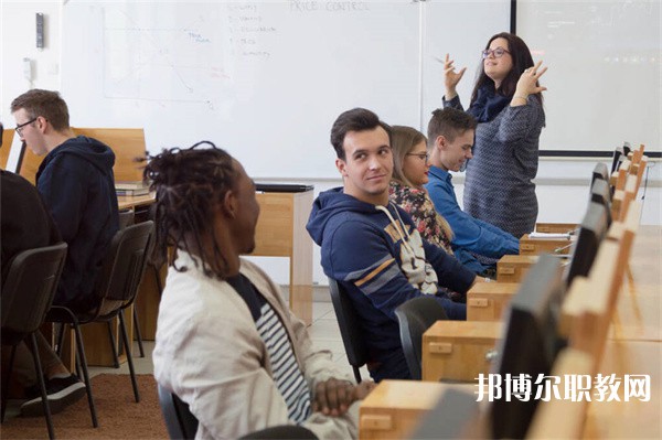 廣東哪里的職業(yè)學校能讀工藝美術(室內(nèi)外裝潢設計）專業(yè)