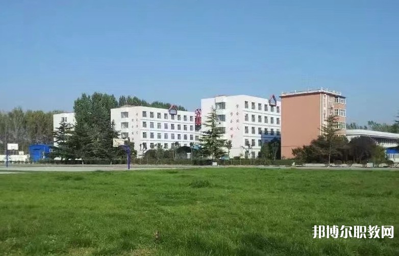 青島博愛成人中等專業(yè)學(xué)校地址，乘車路線