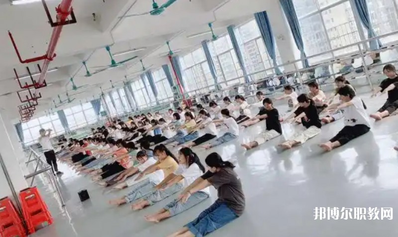 2025南寧商貿(mào)學(xué)校招生計(jì)劃 招生人數(shù)是多少(附要求、條件、對(duì)象)