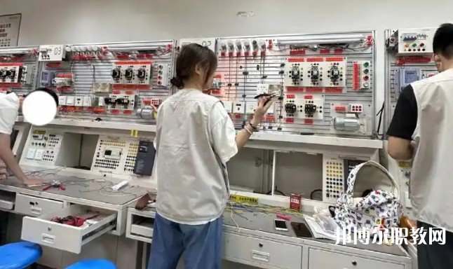 四川2025年讀電工學(xué)?？梢钥即髮W(xué)嗎